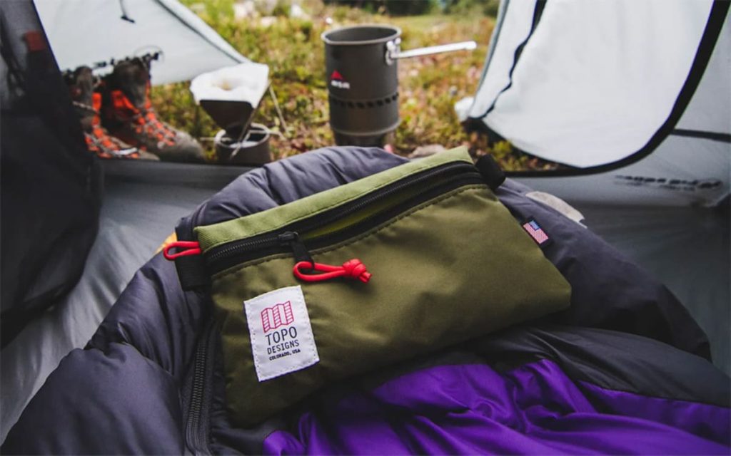Mini Travel Companion: Gaya dan Fungsi Tas Mini Topo Designs